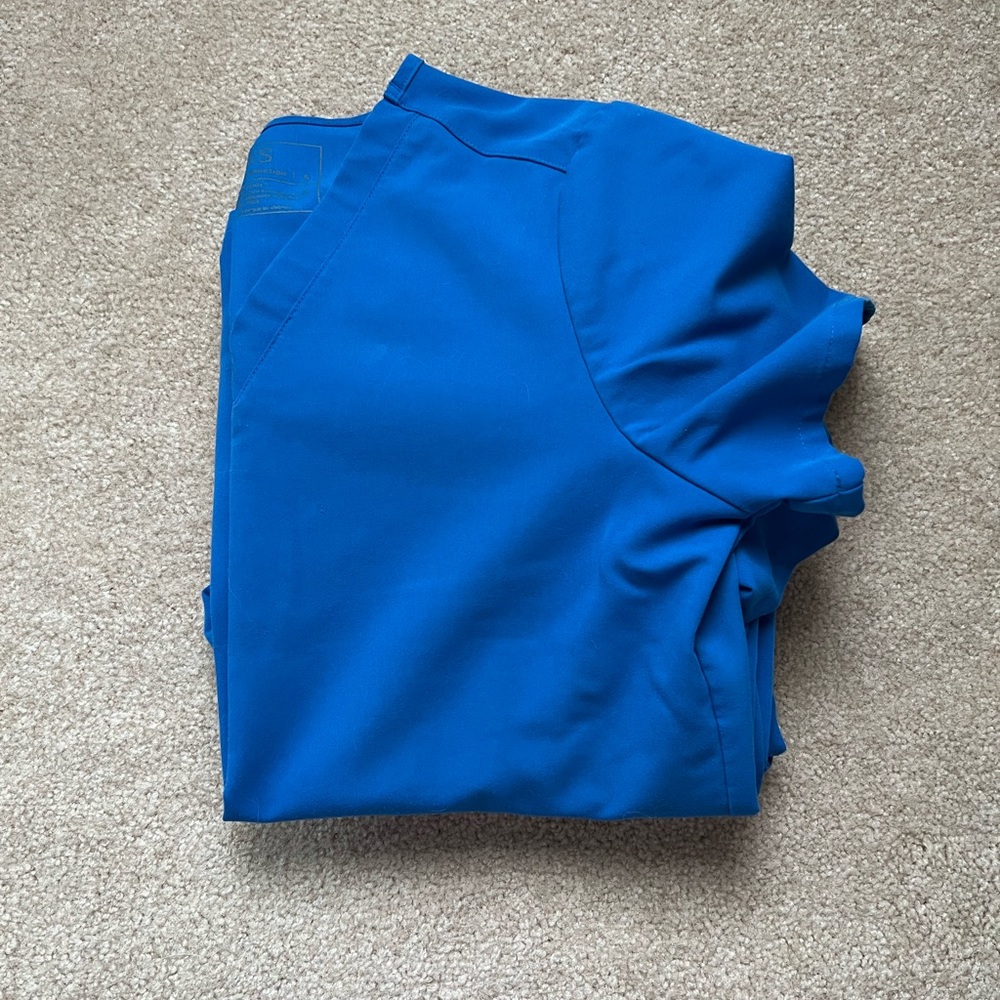 Casma™ Three-Pocket Scrub Top & Zamora™ Jogger Scrub Pants
Royal blue